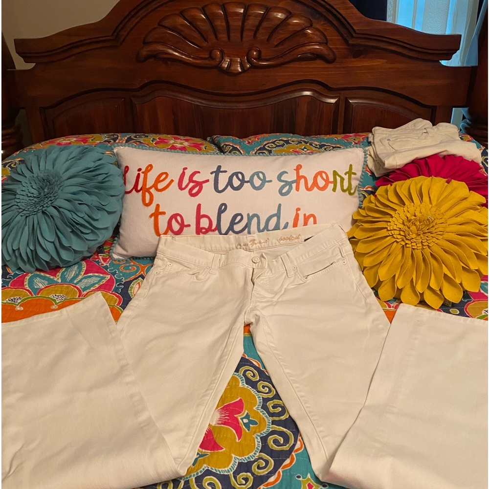 White 7 for all mankind boot cut jeans. Love these white jeans.